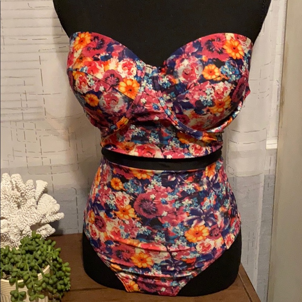 Gorgeous floral strapless swimsuit🌺🌺🌺